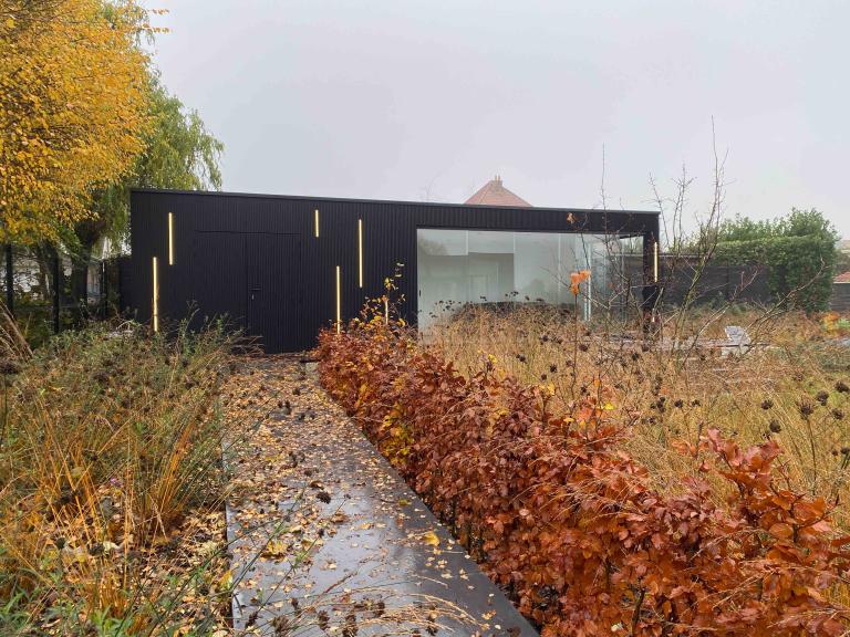 Demaeght zonwering plaatste een houten bijgebouw van Carpentier met Renson linarte gevelbekleding. een modern en strak design met warme accenten. Een eigen architecturaal outdoor creatie.