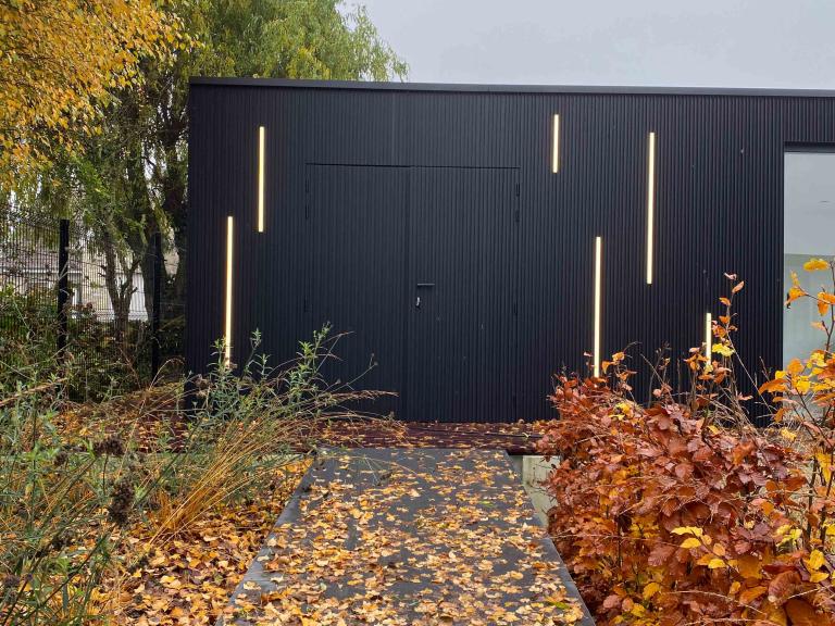 Demaeght zonwering plaatste een houten bijgebouw van Carpentier met Renson linarte gevelbekleding. een modern en strak design met warme accenten. Een eigen architecturaal outdoor creatie.