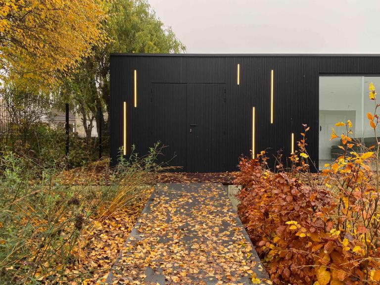 Demaeght zonwering plaatste een houten bijgebouw van Carpentier met Renson linarte gevelbekleding. een modern en strak design met warme accenten. Een eigen architecturaal outdoor creatie.