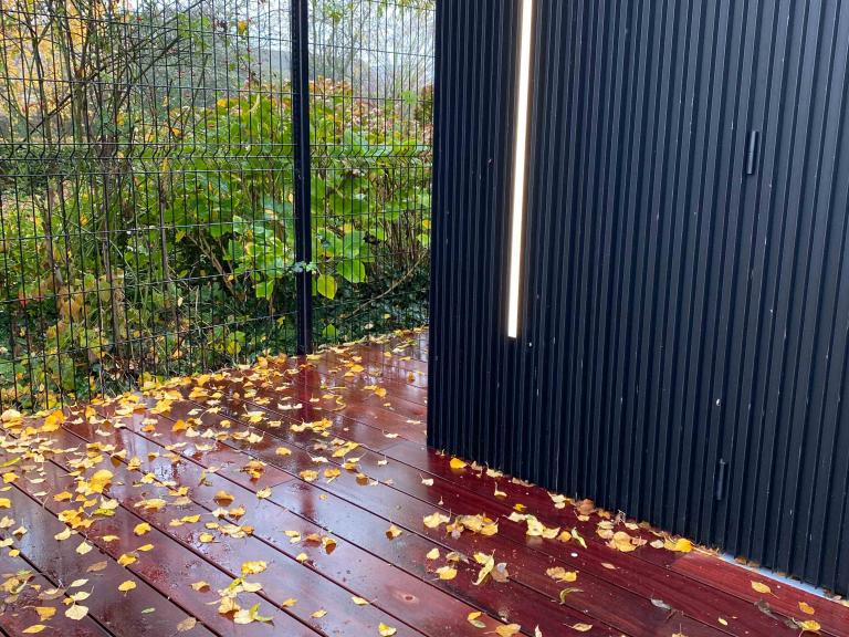 Demaeght zonwering plaatste een houten bijgebouw van Carpentier met Renson linarte gevelbekleding. een modern en strak design met warme accenten. Een eigen architecturaal outdoor creatie.