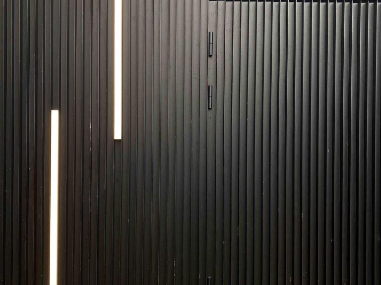 Demaeght zonwering plaatste een houten bijgebouw van Carpentier met Renson linarte gevelbekleding. een modern en strak design met warme accenten. Een eigen architecturaal outdoor creatie.