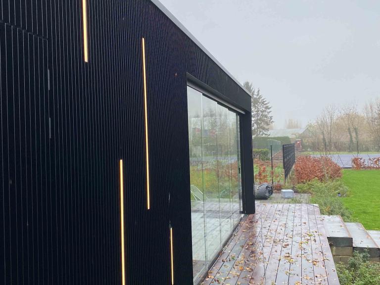 Demaeght zonwering plaatste een houten bijgebouw van Carpentier met Renson linarte gevelbekleding. een modern en strak design met warme accenten. Een eigen architecturaal outdoor creatie.