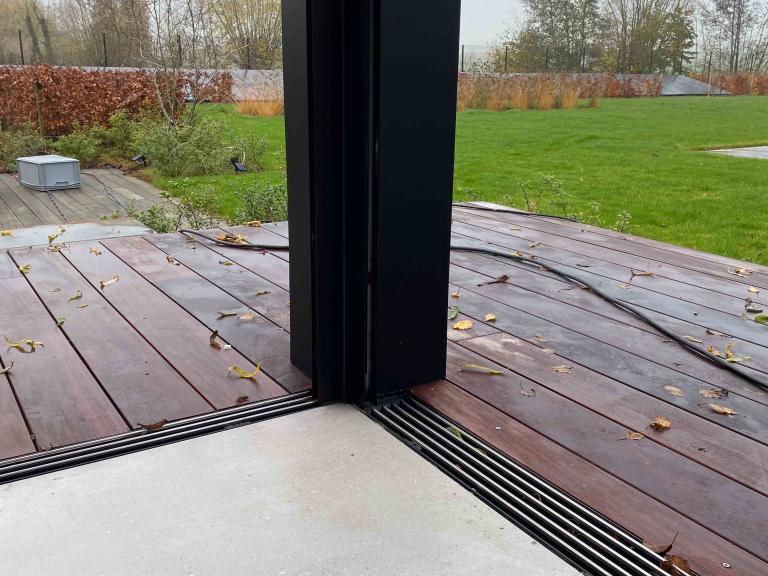 Demaeght zonwering plaatste een houten bijgebouw van Carpentier met Renson linarte gevelbekleding. een modern en strak design met warme accenten. Een eigen architecturaal outdoor creatie.