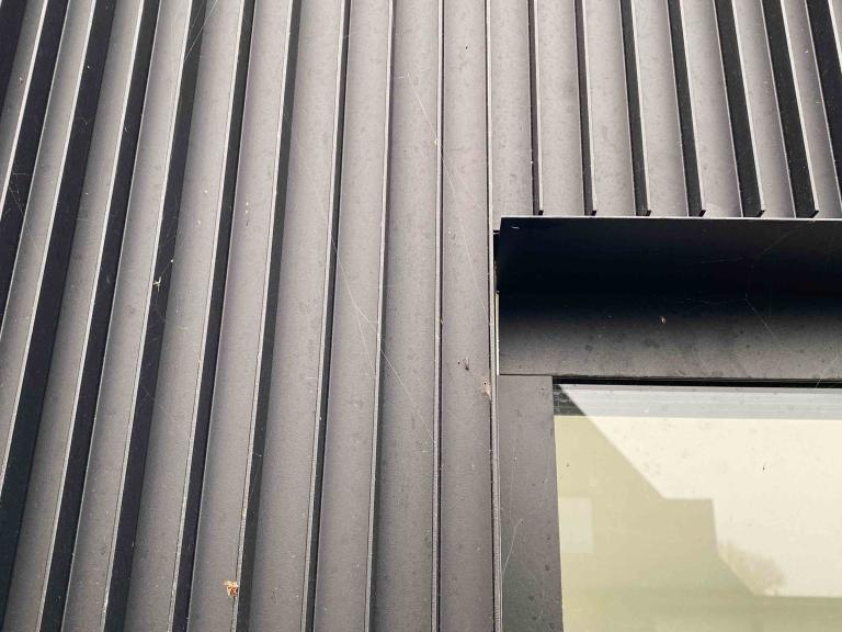 Demaeght zonwering plaatste een houten bijgebouw van Carpentier met Renson linarte gevelbekleding. een modern en strak design met warme accenten. Een eigen architecturaal outdoor creatie.