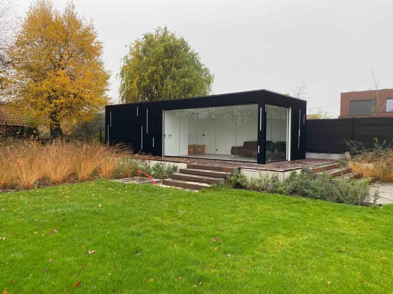 Demaeght zonwering plaatste een houten bijgebouw van Carpentier met Renson linarte gevelbekleding. een modern en strak design met warme accenten. Een eigen architecturaal outdoor creatie.
