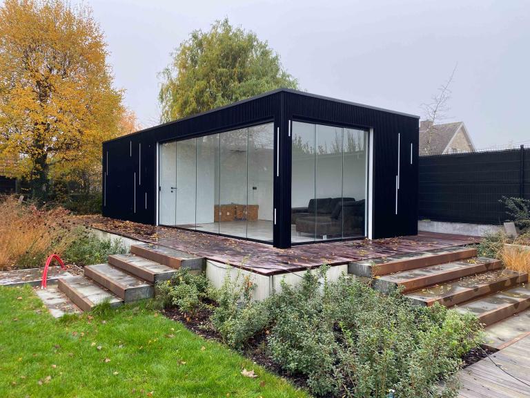 Demaeght zonwering plaatste een houten bijgebouw van Carpentier met Renson linarte gevelbekleding. een modern en strak design met warme accenten. Een eigen architecturaal outdoor creatie.