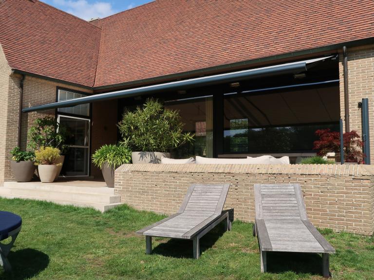 Demaeght zonwering installeerde deze prachtige knikarmschermen van Weinor. Met de Weinro Opal design met geïntegreerde led spots heeft u een prachtig design. Geniet het hele jaar door van uw tuin en terras.