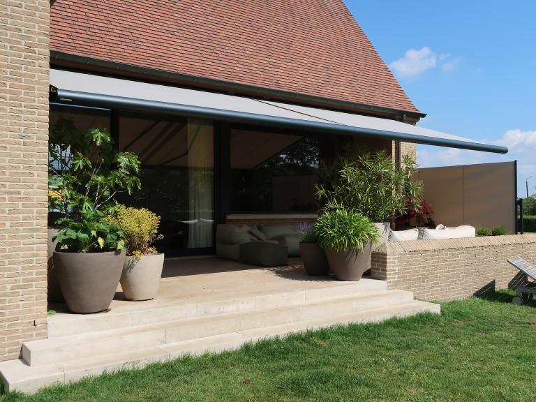 Demaeght zonwering installeerde deze prachtige knikarmschermen van Weinor. Met de Weinro Opal design met geïntegreerde led spots heeft u een prachtig design. Geniet het hele jaar door van uw tuin en terras.