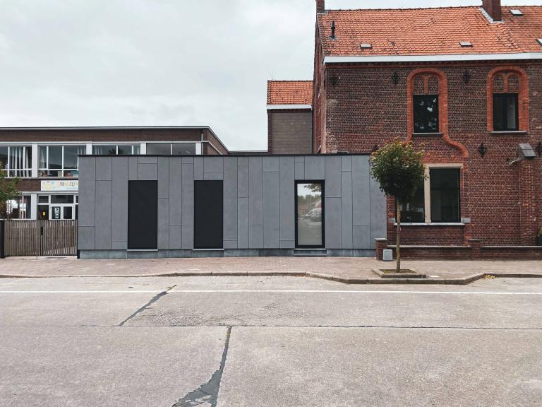 Demaeght Zonwering plaatste deze prachtige zonwering van Renson aan de basisschool van Wielsbeke. De bestaande kapel werd gerenoveerd samen met een nieuwe ruimte. strak en modern design