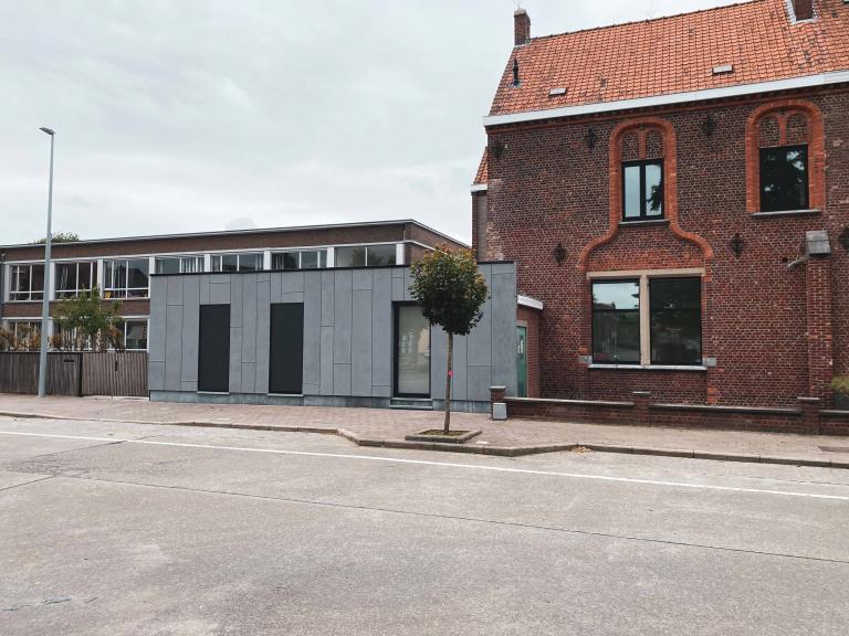 Demaeght Zonwering plaatste deze prachtige zonwering van Renson aan de basisschool van Wielsbeke. De bestaande kapel werd gerenoveerd samen met een nieuwe ruimte. strak en modern design