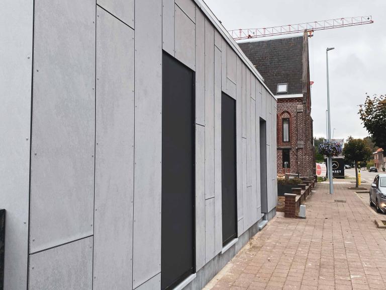 Demaeght Zonwering plaatste deze prachtige zonwering van Renson aan de basisschool van Wielsbeke. De bestaande kapel werd gerenoveerd samen met een nieuwe ruimte. strak en modern design