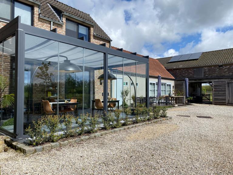 Weinor Terrazza Pure glasoase geplaatst door Demaeght bv aan deze B&B Scheldekant te Oudenaarde. Genieten van het zuid gerichte terras het hele jaar door. Modern en strak design aan deze landelijke woning. Vraag hier uw vrijblijvende offerte op maat. Schuifglas verwarming heatsail Design outdoor Ronse Kluisbergen Deinze Waregem Oostrozebeke Anzegem