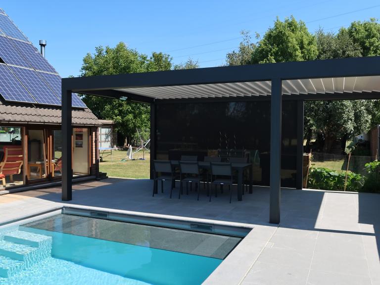 Demaeght zonwering installeerde deze mooie terrasoverkapping te deerlijk. Door het roteerbaar lamellendak kiest u zelf het lichtinval. Voor extra beschutting kan u kiezen voor glazen schuifpanelen. Zo heeft u een topresultaat in uw pergola.
