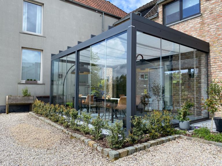 Weinor Terrazza Pure glasoase geplaatst door Demaeght bv aan deze B&B Scheldekant te Oudenaarde. Genieten van het zuid gerichte terras het hele jaar door. Modern en strak design aan deze landelijke woning. Vraag hier uw vrijblijvende offerte op maat. Schuifglas verwarming heatsail Design outdoor Ronse Kluisbergen Deinze Waregem Oostrozebeke Anzegem