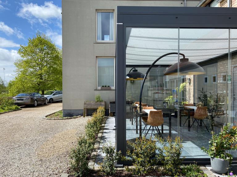 Weinor Terrazza Pure glasoase geplaatst door Demaeght bv aan deze B&B Scheldekant te Oudenaarde. Genieten van het zuid gerichte terras het hele jaar door. Modern en strak design aan deze landelijke woning. Vraag hier uw vrijblijvende offerte op maat. Schuifglas verwarming heatsail Design outdoor Ronse Kluisbergen Deinze Waregem Oostrozebeke Anzegem