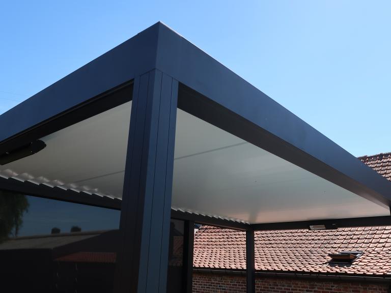 Demaeght zonwering installeerde deze mooie terrasoverkapping te deerlijk. Door het roteerbaar lamellendak kiest u zelf het lichtinval. Voor extra beschutting kan u kiezen voor glazen schuifpanelen. Zo heeft u een topresultaat in uw pergola.