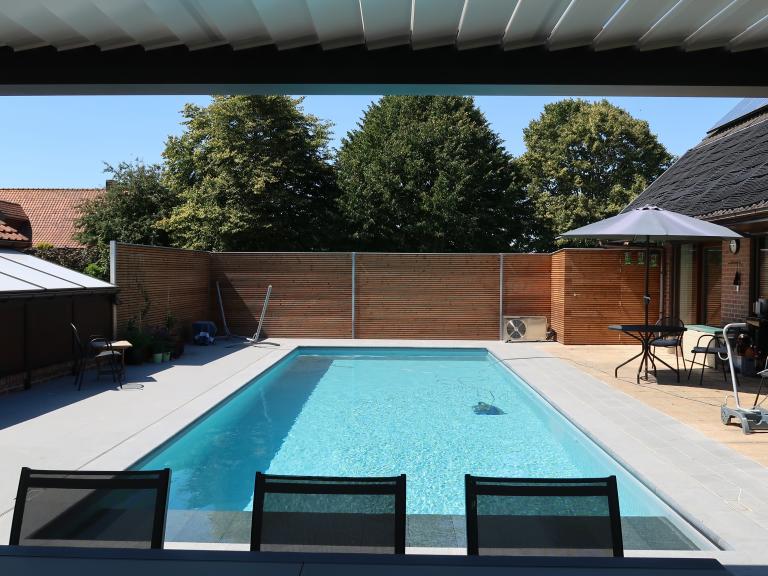 Demaeght zonwering installeerde deze mooie terrasoverkapping te deerlijk. Door het roteerbaar lamellendak kiest u zelf het lichtinval. Voor extra beschutting kan u kiezen voor glazen schuifpanelen. Zo heeft u een topresultaat in uw pergola.