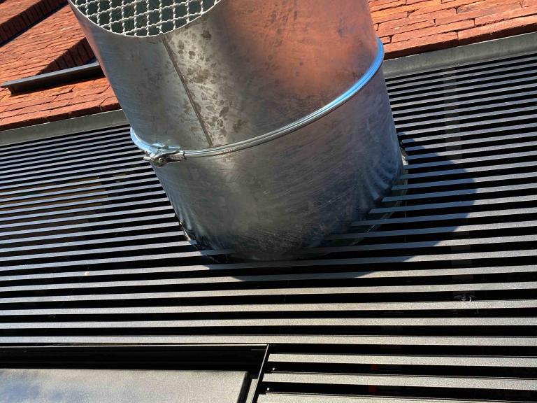 Renson Linius aluminium gevelbekleding geplaatst door Demaeght zonwering aan het sluis van Sint-baafs-vijve. In opdracht van Stadsbader. modern en strak design met deze horizontale aluminium profielen met architecturaal design.