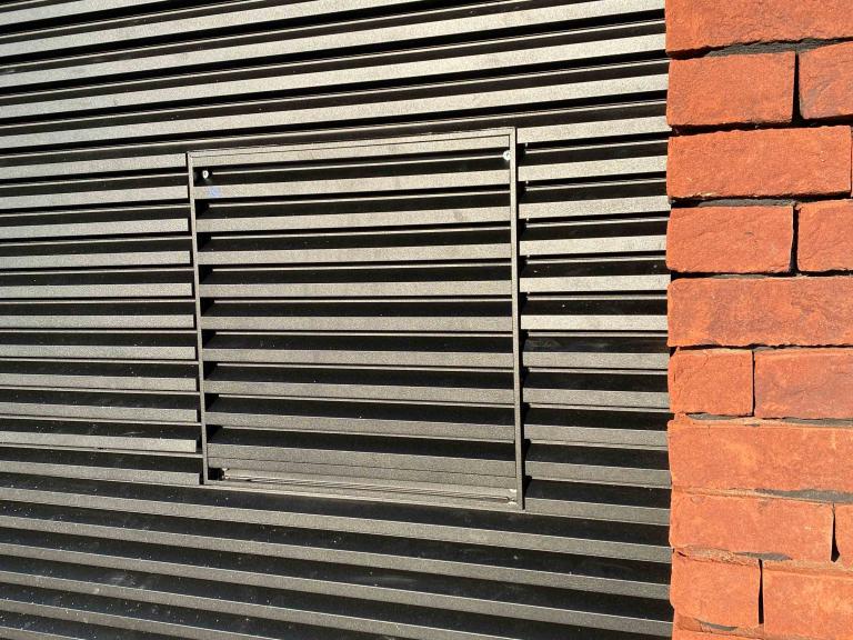 Renson Linius aluminium gevelbekleding geplaatst door Demaeght zonwering aan het sluis van Sint-baafs-vijve. In opdracht van Stadsbader. modern en strak design met deze horizontale aluminium profielen met architecturaal design.