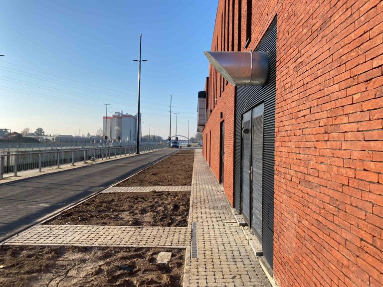 Renson Linius aluminium gevelbekleding geplaatst door Demaeght zonwering aan het sluis van Sint-baafs-vijve. In opdracht van Stadsbader. modern en strak design met deze horizontale aluminium profielen met architecturaal design.