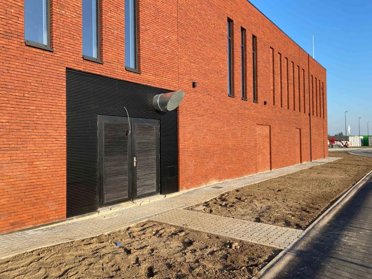 Renson Linius aluminium gevelbekleding geplaatst door Demaeght zonwering aan het sluis van Sint-baafs-vijve. In opdracht van Stadsbader. modern en strak design met deze horizontale aluminium profielen met architecturaal design.