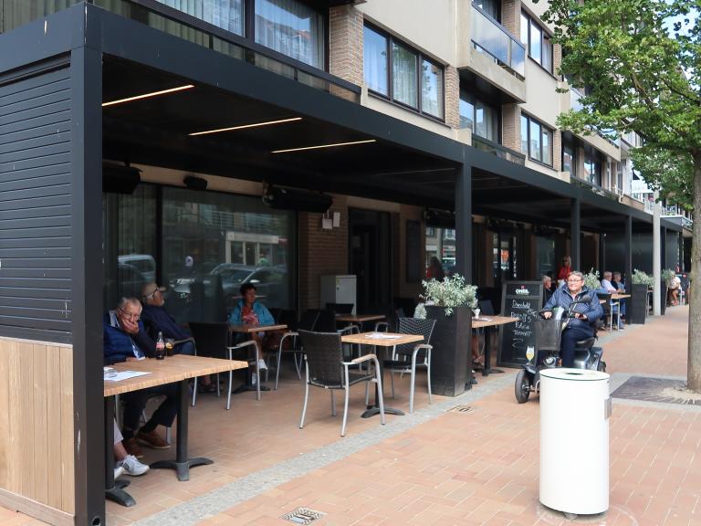 Demaeght zonwering installeerde deze mooie terrasoverkappingen te nieuwpoort. Met de Renson Algarve pergola zijn de mogelijkheiden vrij ruim. Het roteerbaar lamellendak regelt het lichtinval voor de gasten. 