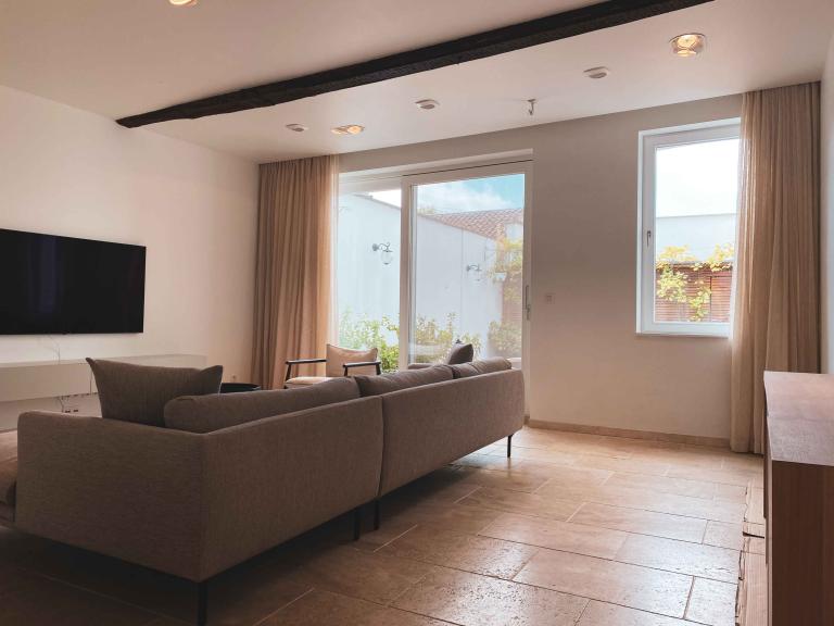 Demaeght Zonwering en Interieur plaatste deze kwalitatieve raamdecoratie te Gent. Onze expertise en ervaring is goud waard. Dat bewijst dit project te gent die tot in de puntjes werd afgewerkt. Architecturaal design en modern.