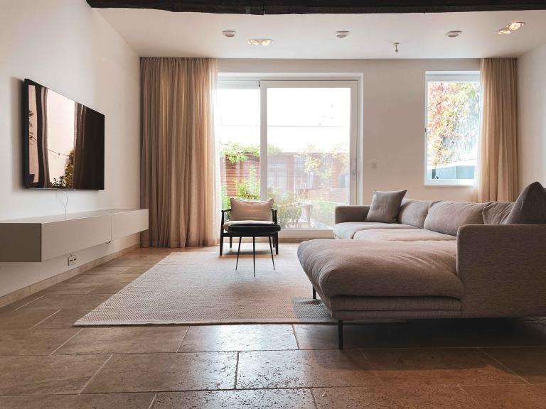 Demaeght Zonwering en Interieur plaatste deze kwalitatieve raamdecoratie te Gent. Onze expertise en ervaring is goud waard. Dat bewijst dit project te gent die tot in de puntjes werd afgewerkt. Architecturaal design en modern.