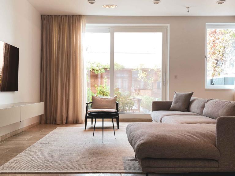 Demaeght Zonwering en Interieur plaatste deze kwalitatieve raamdecoratie te Gent. Onze expertise en ervaring is goud waard. Dat bewijst dit project te gent die tot in de puntjes werd afgewerkt. Architecturaal design en modern.