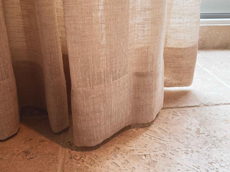 Demaeght Zonwering en Interieur plaatste deze kwalitatieve raamdecoratie te Gent. Onze expertise en ervaring is goud waard. Dat bewijst dit project te gent die tot in de puntjes werd afgewerkt. Architecturaal design en modern.