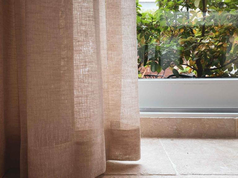 Demaeght Zonwering en Interieur plaatste deze kwalitatieve raamdecoratie te Gent. Onze expertise en ervaring is goud waard. Dat bewijst dit project te gent die tot in de puntjes werd afgewerkt. Architecturaal design en modern.