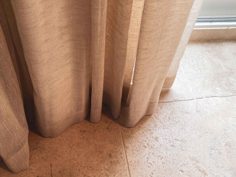 Demaeght Zonwering en Interieur plaatste deze kwalitatieve raamdecoratie te Gent. Onze expertise en ervaring is goud waard. Dat bewijst dit project te gent die tot in de puntjes werd afgewerkt. Architecturaal design en modern.