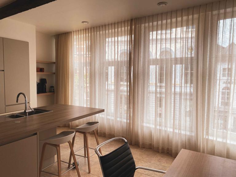 Demaeght Zonwering en Interieur plaatste deze kwalitatieve raamdecoratie te Gent. Onze expertise en ervaring is goud waard. Dat bewijst dit project te gent die tot in de puntjes werd afgewerkt. Architecturaal design en modern.