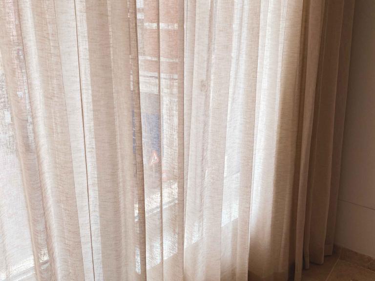 Demaeght Zonwering en Interieur plaatste deze kwalitatieve raamdecoratie te Gent. Onze expertise en ervaring is goud waard. Dat bewijst dit project te gent die tot in de puntjes werd afgewerkt. Architecturaal design en modern.