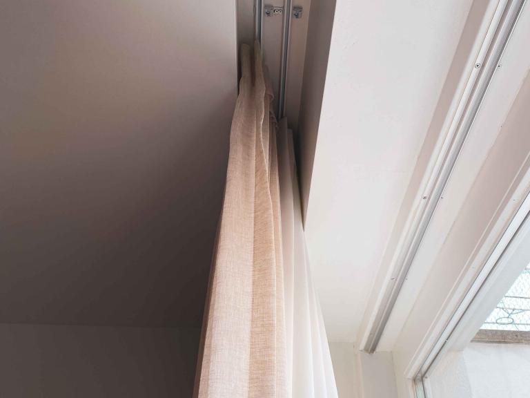 Demaeght Zonwering en Interieur plaatste deze kwalitatieve raamdecoratie te Gent. Onze expertise en ervaring is goud waard. Dat bewijst dit project te gent die tot in de puntjes werd afgewerkt. Architecturaal design en modern.