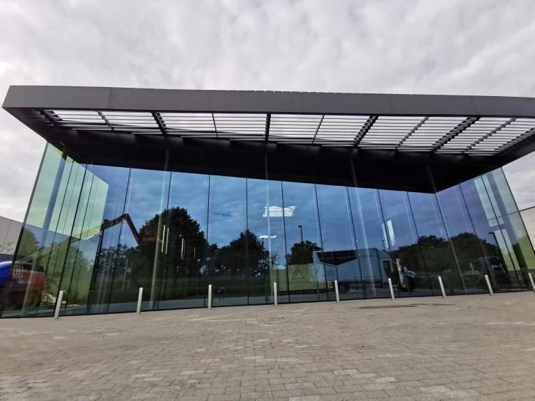Demaeght zonwering en interieur plaatste in deze tuin Renson Linarte gevelbekleding als tuinpoortje en afscheiding. Een scheidingswand en poort als tuinafsluiting. Renson Linarte profielen zorgen voor een ongeëvenaard design.