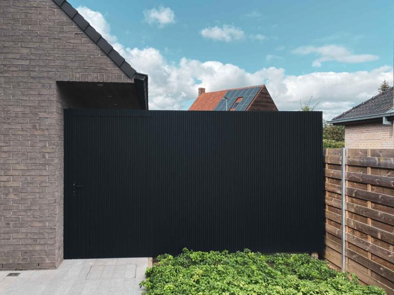 Demaeght zonwering en interieur plaatste in deze tuin Renson Linarte gevelbekleding als tuinpoortje en afscheiding. Een scheidingswand en poort als tuinafsluiting. Renson Linarte profielen zorgen voor een ongeëvenaard design.
