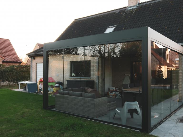 Demaeght zonwering installeerde deze mooie terrasoverkapping te izegem. Door het roteerbaar lamellendak kiest u zelf het lichtinval. Voor extra beschutting kan u kiezen voor glazen schuifpanelen. Zo heeft u een topresultaat in uw pergola.