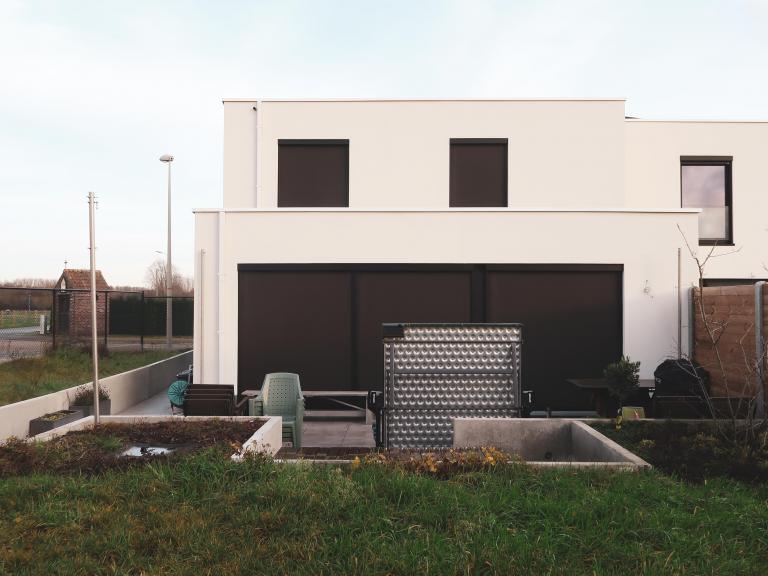 Demaeght zonwering en interieur plaatste deze windvaste doekzonwering van Renson. De Fixscreen technologie past aan iedere woning zowel modern als landelijk.