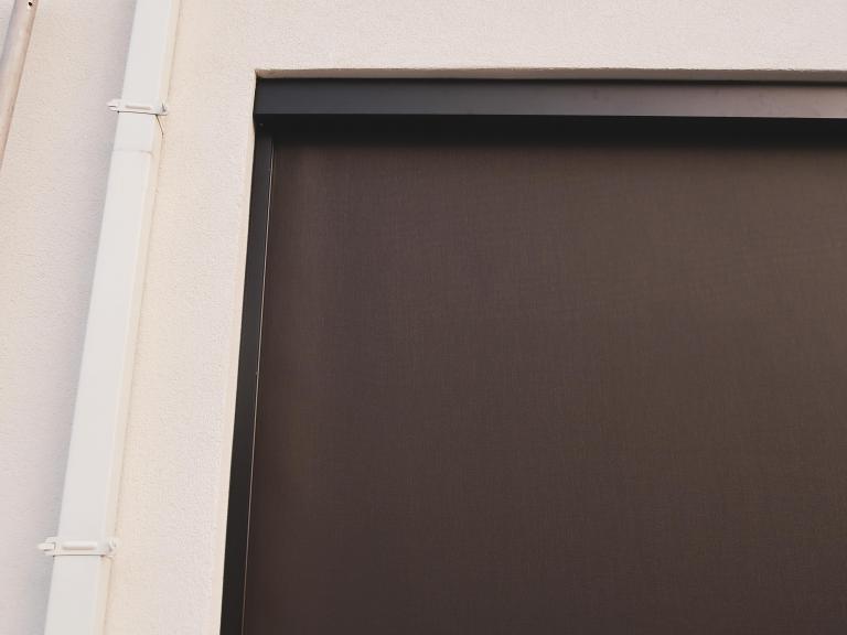 Demaeght zonwering en interieur plaatste deze windvaste doekzonwering van Renson. De Fixscreen technologie past aan iedere woning zowel modern als landelijk.