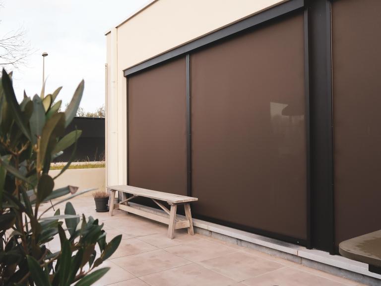 Demaeght zonwering en interieur plaatste deze windvaste doekzonwering van Renson. De Fixscreen technologie past aan iedere woning zowel modern als landelijk.
