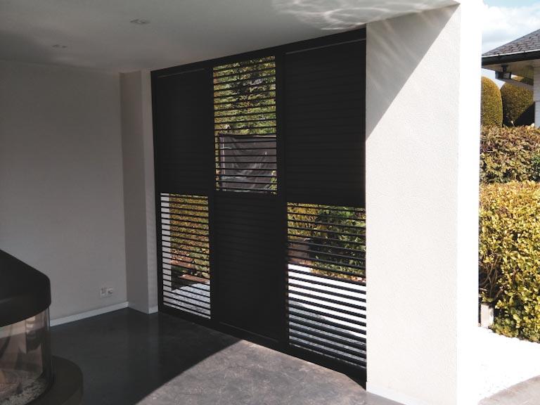 Demaeght Zonwering en interieur plaatste aan deze poolhouse te Antwerpen Renson Linius en Loggialu aluminium panelen. Kwaliteit en design gecombineerd. Gevelbkleding aluminium deur en schuifpanelen.
