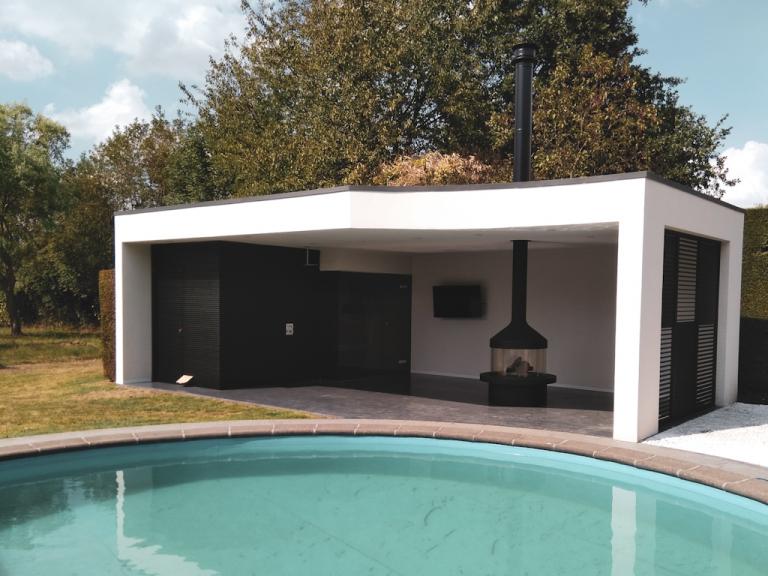 Demaeght Zonwering en interieur plaatste aan deze poolhouse te Antwerpen Renson Linius en Loggialu aluminium panelen. Kwaliteit en design gecombineerd. Gevelbkleding aluminium deur en schuifpanelen.