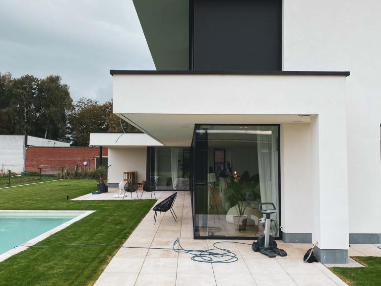 Demaeght zonwering en interieur plaatste aan deze moderne villa te Lendelede deze strakke doekzonwering Panovista van Renson. Modern en strak design voor een subliem resultaat.