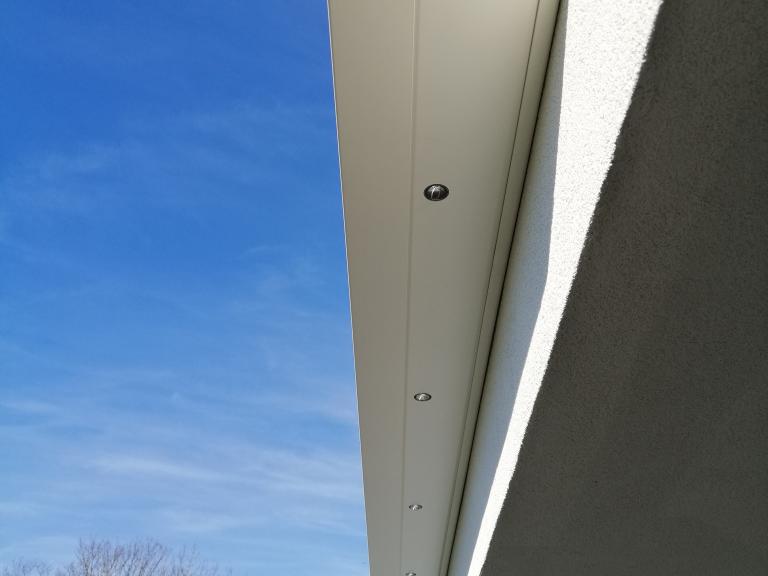 Demaeght zonwering en interieur plaatste deze Weinor Kubata Led Knikarmscherm te waregem. Een modern en strak design dat past bij elke woning en stijl. Architecturaal design.