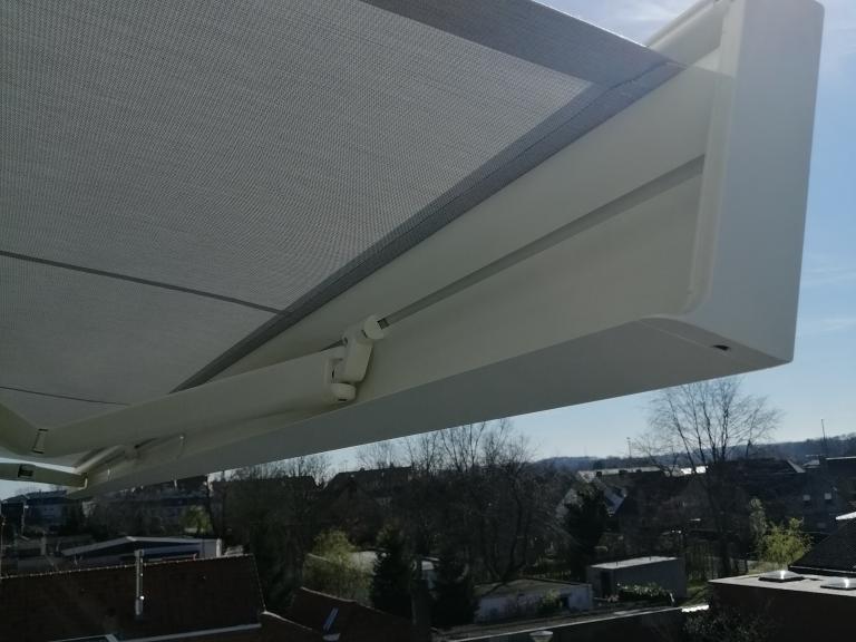 Demaeght zonwering en interieur plaatste deze Weinor Kubata Led Knikarmscherm te waregem. Een modern en strak design dat past bij elke woning en stijl. Architecturaal design.