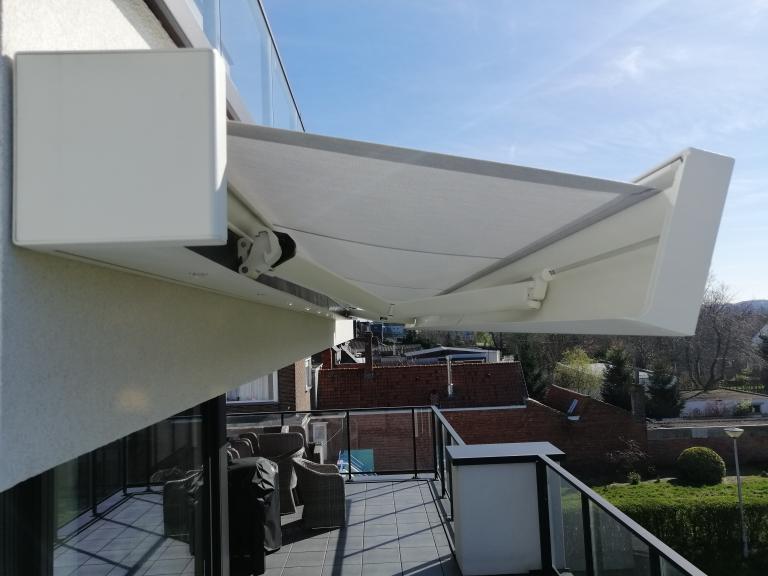 Demaeght zonwering en interieur plaatste deze Weinor Kubata Led Knikarmscherm te waregem. Een modern en strak design dat past bij elke woning en stijl. Architecturaal design.