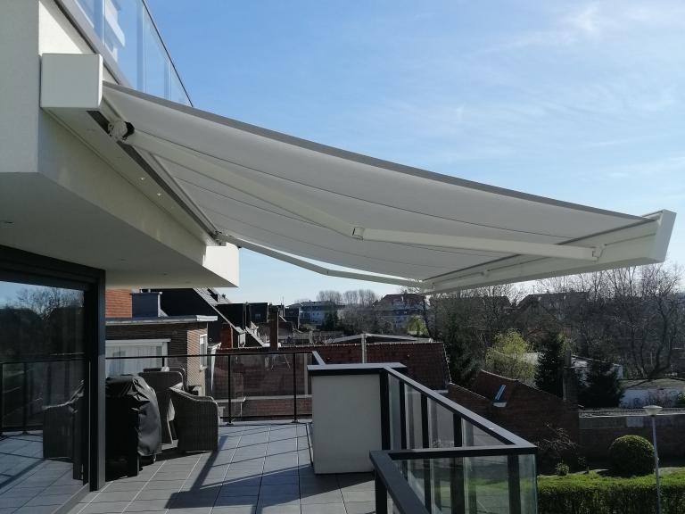 Demaeght zonwering en interieur plaatste deze Weinor Kubata Led Knikarmscherm te waregem. Een modern en strak design dat past bij elke woning en stijl. Architecturaal design.