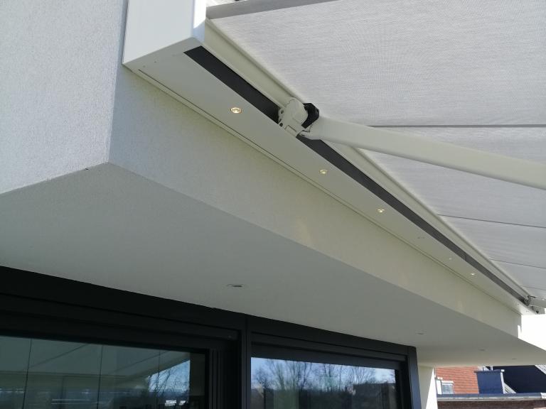 Demaeght zonwering en interieur plaatste deze Weinor Kubata Led Knikarmscherm te waregem. Een modern en strak design dat past bij elke woning en stijl. Architecturaal design.