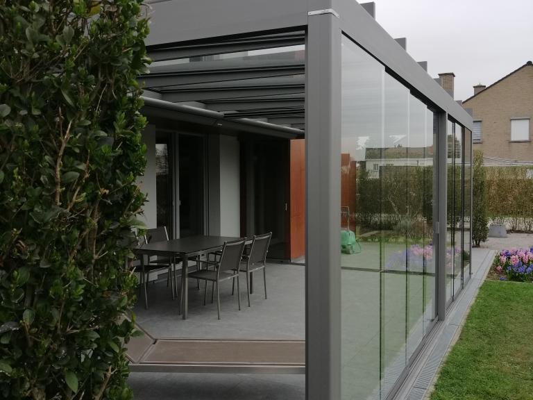 Demaeght zonwering en interieur plaatste deze prachtige glasoase van Weinor te Waregem. Een terrasoverkapping volledig op maat naar wens van de klant. Het dak en de zijkanten zijn volledig in glas. Door het uitschuifbaar doek op het dak zorgt u voor een perfecte zonwering tijdens warme dagen.